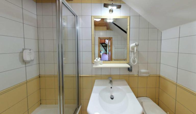 Hotel Stara Stajnia Pleszew Kültér fotó
