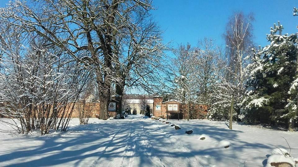 Hotel Stara Stajnia Pleszew Kültér fotó